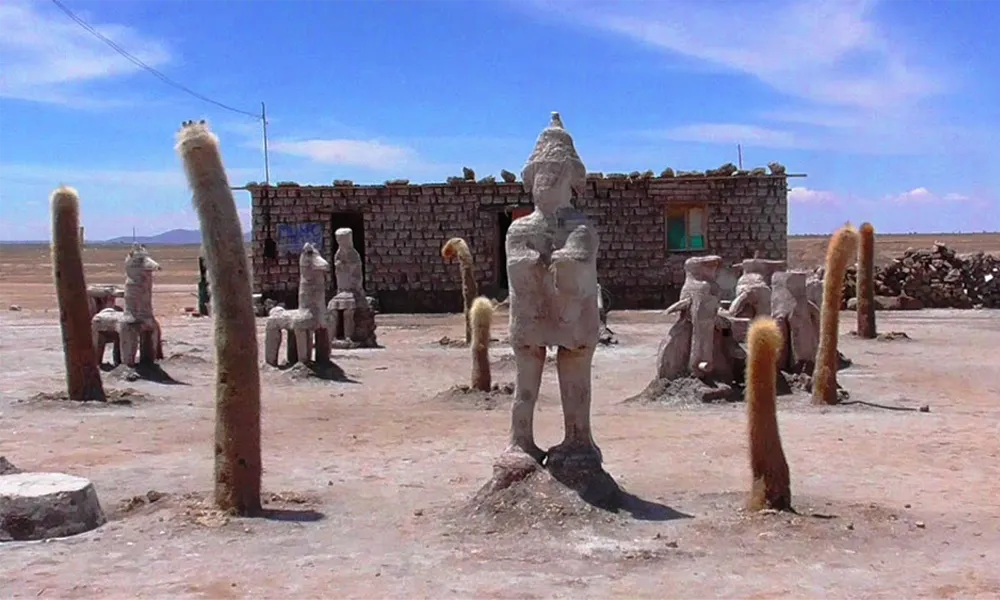 Colchani Community in Uyuni: Salt Crafts, Andean Culture, and Tourism